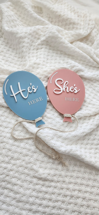 'SHE'S / HE'S HERE' ANNOUNCEMENT BALLOON